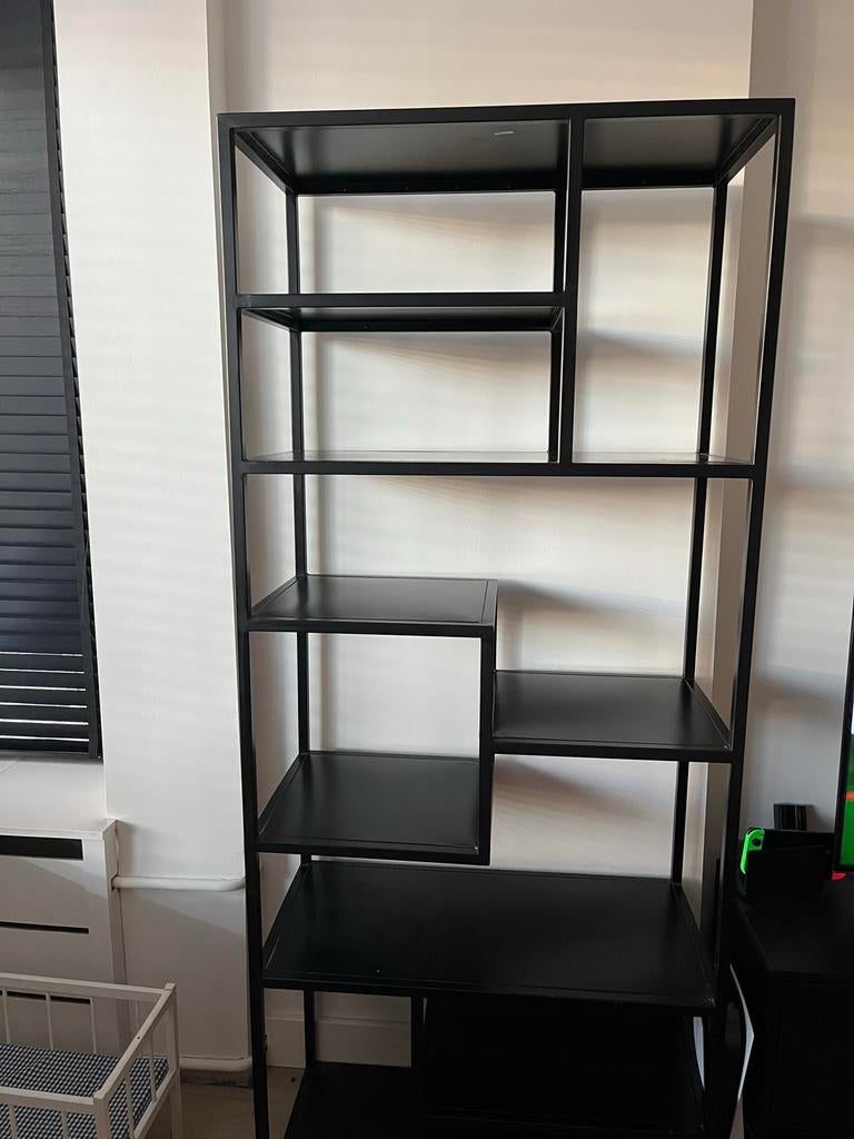 Zwarte metalen boekenkast met asymmetrische planken, Ophalen, Met plank(en), Gebruikt, 50 tot 100 cm