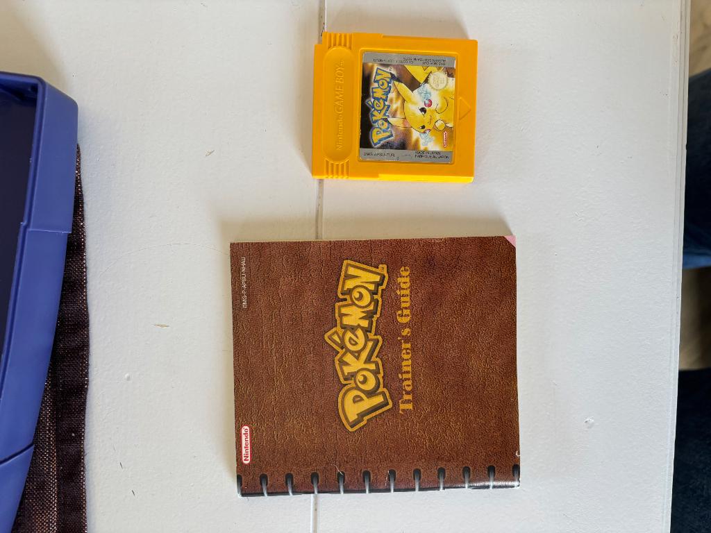 Pokemon Yellow + Trainers Guide, Spelcomputers en Games, Games | Nintendo Game Boy, Avontuur en Actie, 1 speler, Ophalen of Verzenden