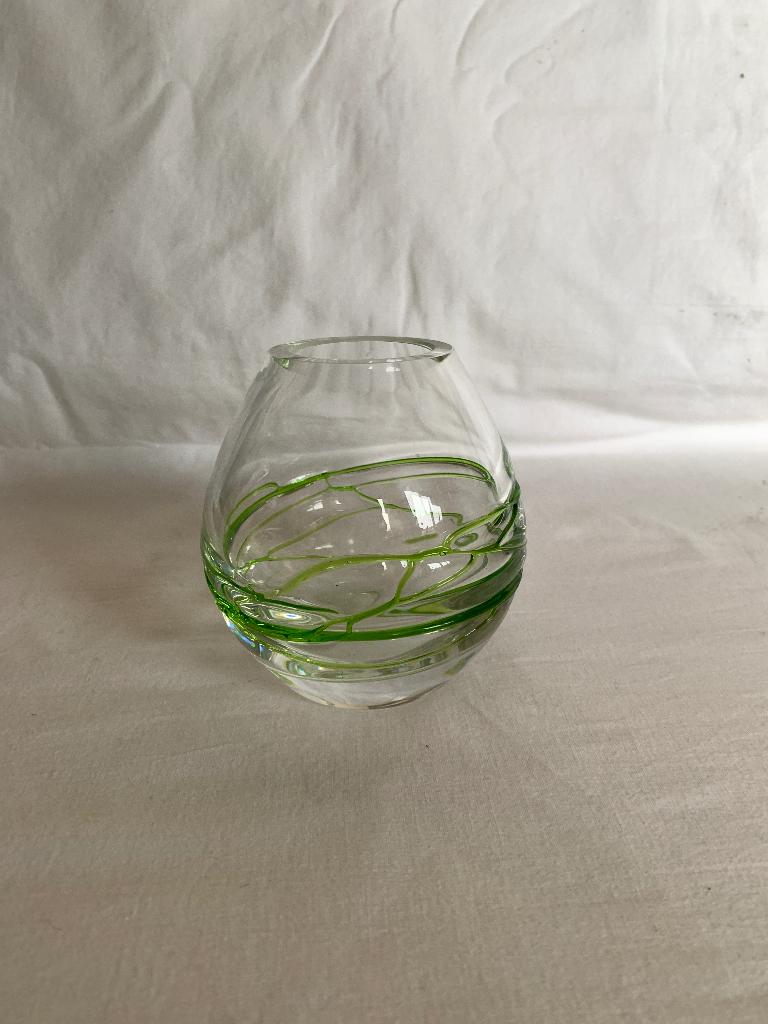 Handgeblazen vaasje  met groene werveling, Gebruikt, Ophalen of Verzenden, Glas, Minder dan 50 cm