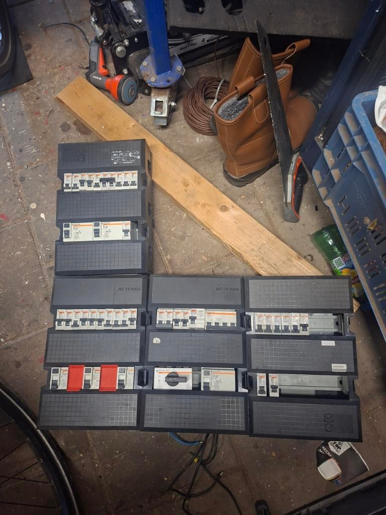 Merlin gerin groepen kasten, Ophalen of Verzenden, Zo goed als nieuw