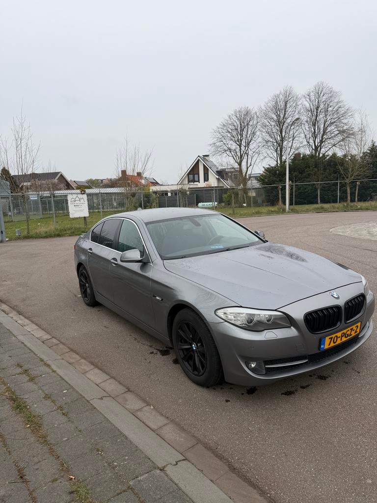 BMW 5-Serie 3.0 I 523 AUT 2011 zilver PERFECT ONDERHOUDEN, Auto's, Achterwielaandrijving, Zwart, 2000 kg, 2996 cc