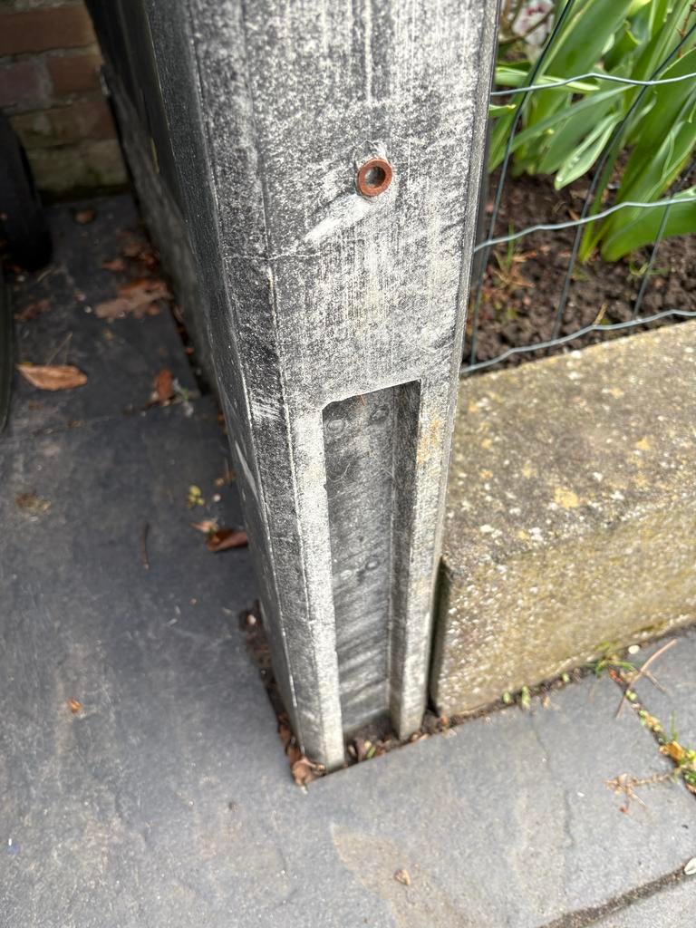 gratis: 2 x Betonpalen diamantkop ant. 10x10x275 met gleuf, Tuin en Terras, Ophalen, Zo goed als nieuw, Overige materialen, Overige typen