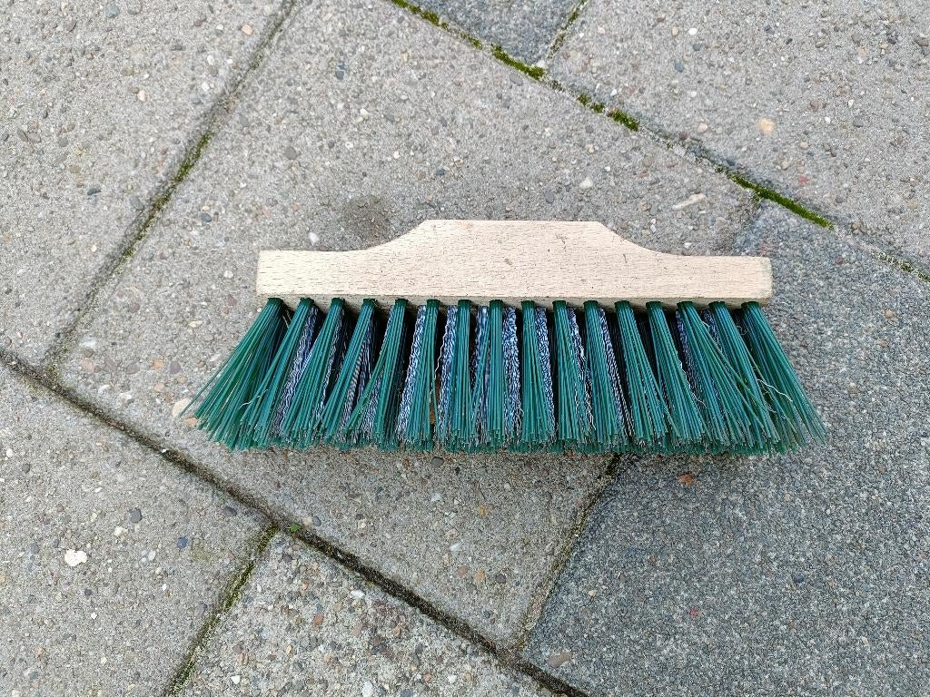 Een bezem met staaldraad in het midden, zonder steel., Ophalen of Verzenden, Zo goed als nieuw, Bezem, Bij Welkoop gekocht.