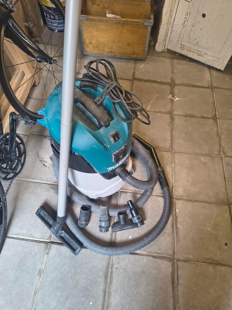 Makita stofzuiger met toebehoren en zakken, Ophalen, Zo goed als nieuw