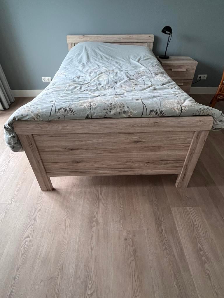 Prachtig elektr verstelbaar bed twijfelaar + nachtkastje, Ophalen of Verzenden, Zo goed als nieuw, Twijfelaar