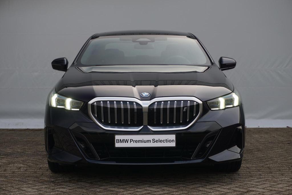 BMW i5 xDrive40 M Sportpakket 19'' / Panoramadak / Harman Ka, Stof, Zwart, 394 pk, Zwart