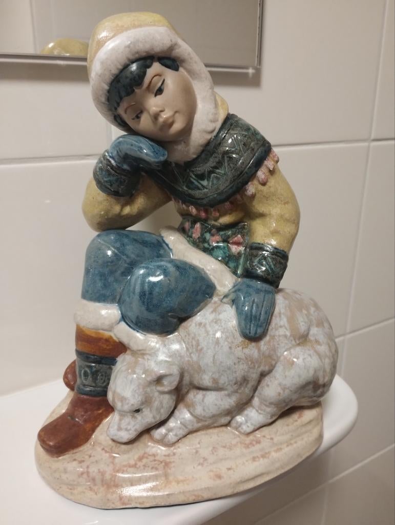Pal in gres eskimo jongen met ijsbeer pup, Ophalen of Verzenden