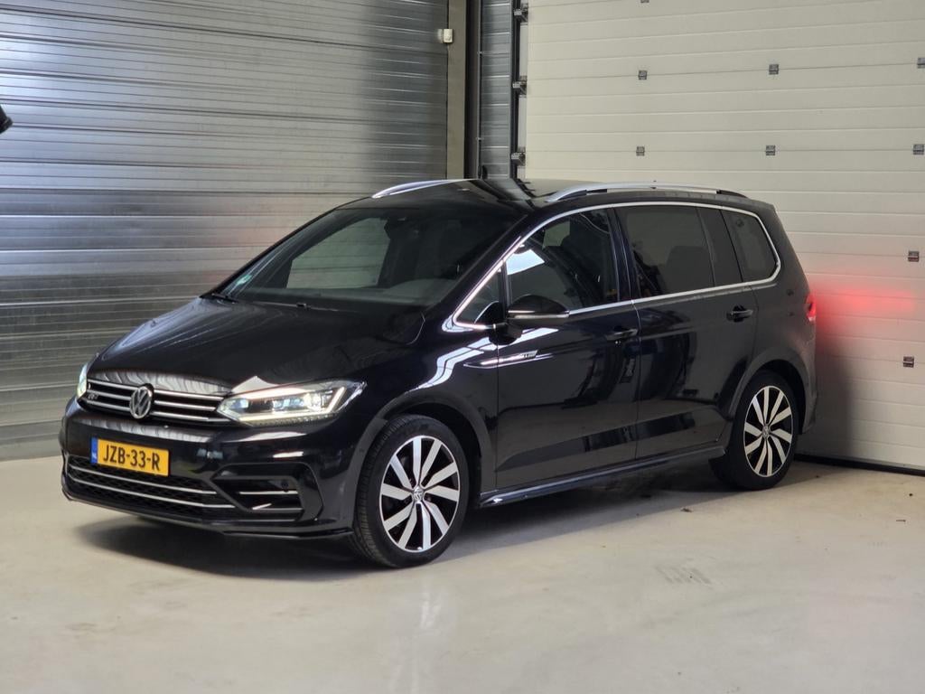 Volkswagen Touran 1.4 TSI R-line 7p/mode/camera/assist/VOLL, Automaat, Stof, 150 pk, Zwart