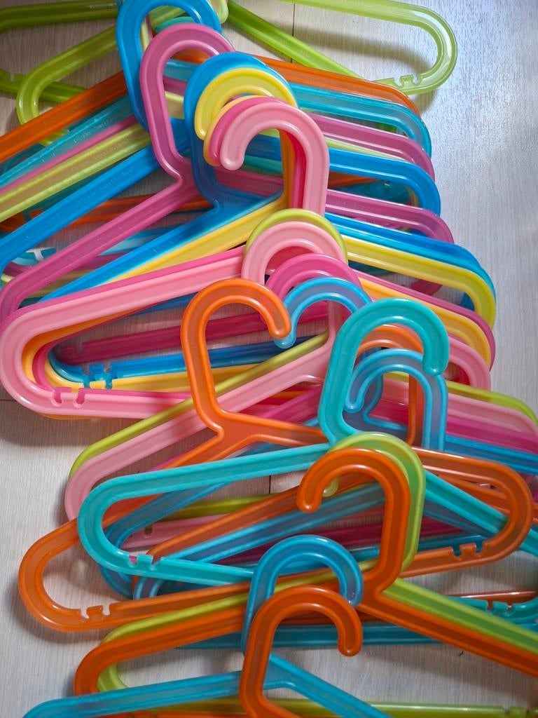 29 gekleurde kledinghangers voor kinderen, Kleding | Dames, Kledinghangers, Ophalen of Verzenden