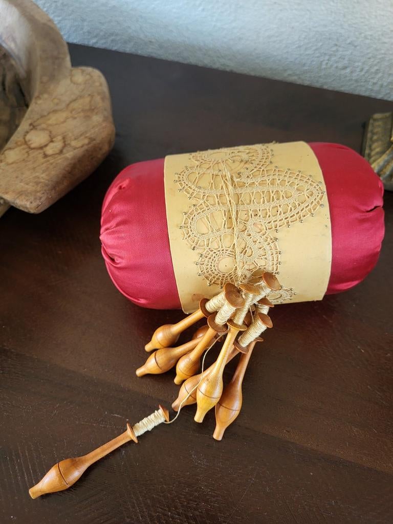 Antieke klosjes en kussen voor kantklossen, Ophalen of Verzenden, Gebruikt, Klos(sen)