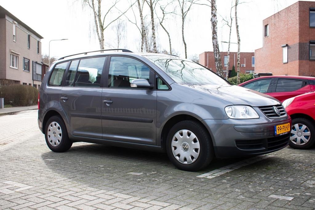 Volkswagen Touran 1.6 Benzine | Lage km-stand| APK september, Auto's, Stof, 4 cilinders, 116 pk, Origineel Nederlands