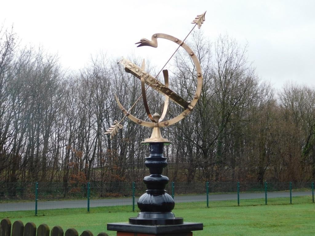 Exclusieve Zonnewijzer van Messing op Alu Sokkel, Tuin en Terras, Zonnewijzers, Ophalen of Verzenden, Nieuw