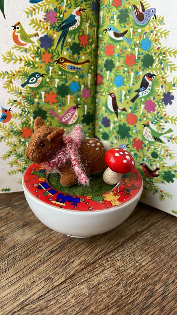 Kerst ornament, ree met sjaal, vilt, paddenstoel, Ophalen of Verzenden, Nieuw, Figuurtje(s), Wolvilt