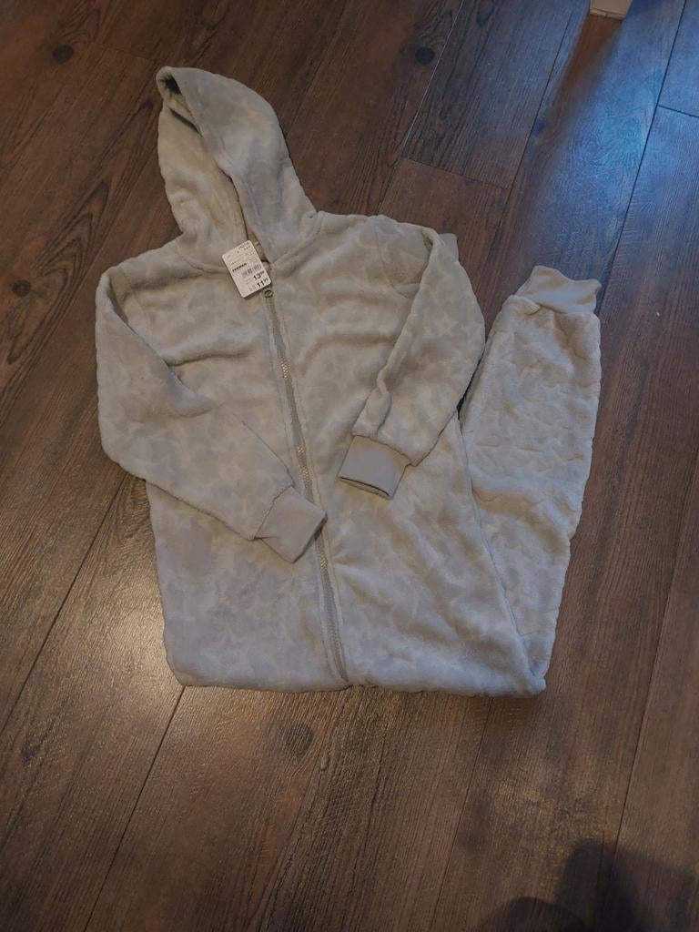 Nieuwe super zachte grijze onesie met sterren 110/116, Ophalen of Verzenden, Nieuw
