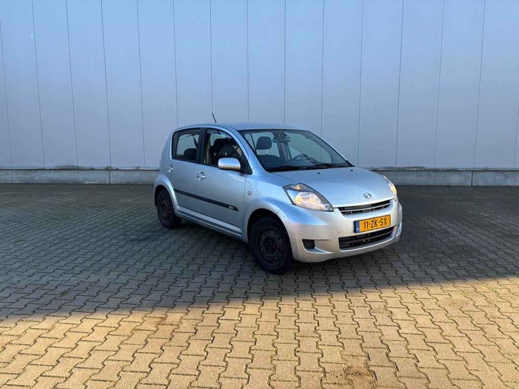 Daihatsu Sirion 1.3 2008 Grijs, Auto's, Voorwielaandrijving, 31 €/maand, 4 cilinders, 1000 kg