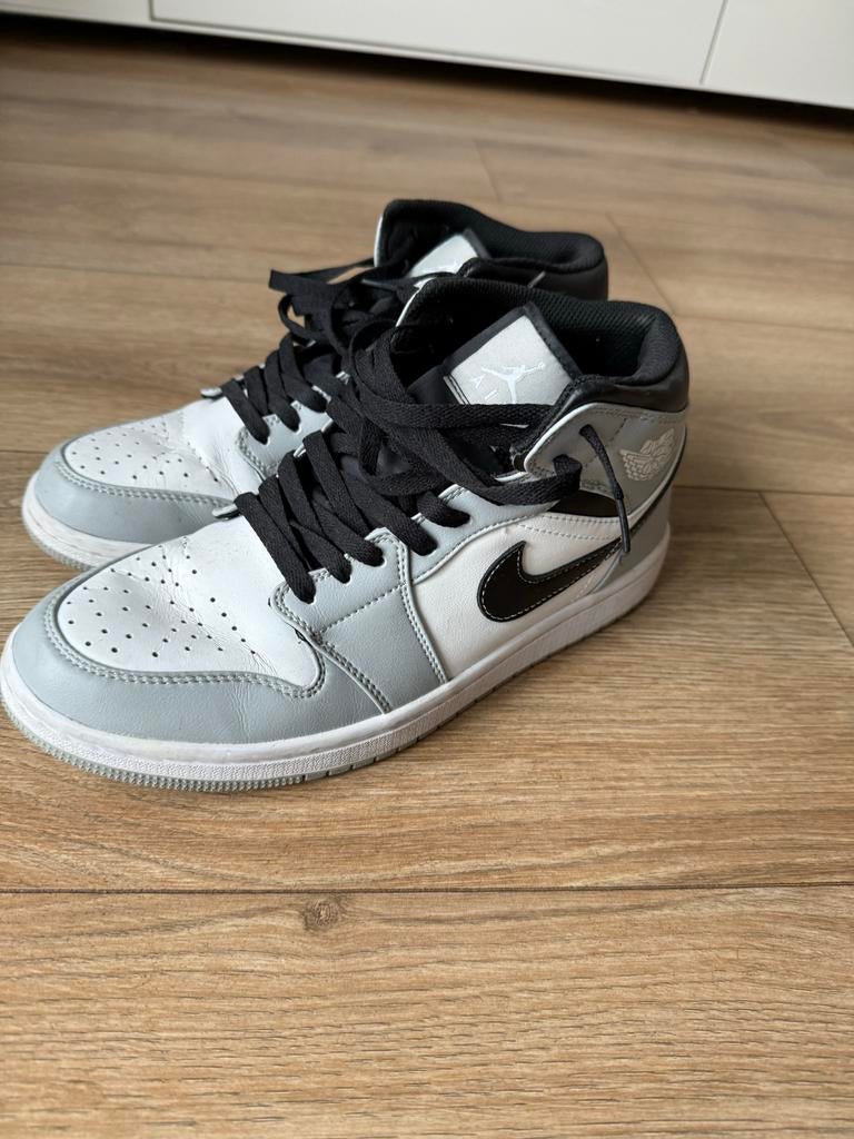 Jordan 1 Mid Light Gray Smoke - Maat 44, Ophalen of Verzenden, Gedragen, Overige kleuren, Sneakers of Gympen