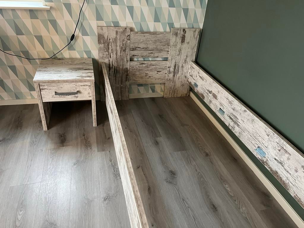 Jongens/Tienerbed 90x200 + Nachtkastje Greywash, Ophalen, Gebruikt, 90 cm, Eenpersoons
