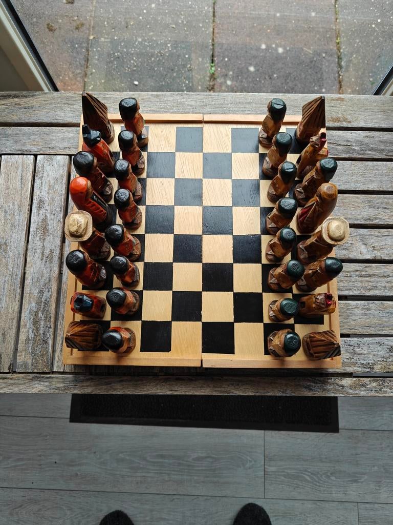 Houten schaakspel met handgesneden stukken, Een of twee spelers, Onbekend, Ophalen of Verzenden, Zo goed als nieuw
