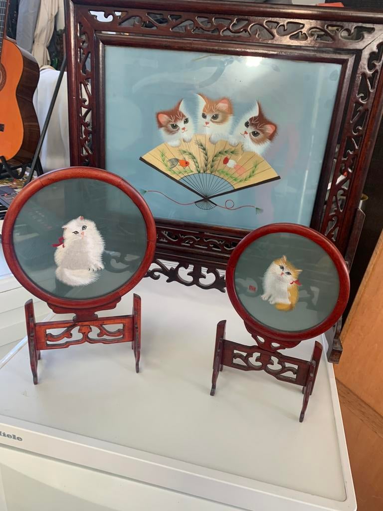 Drie Vintage Chinees geborduurd tafelscherm met poezen, Antiek en Kunst, Ophalen of Verzenden