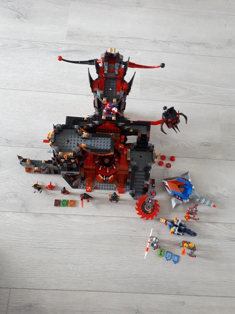 Lego Nexo Knights 70323 Jestro's Volcano Lair!, Ophalen of Verzenden, Zo goed als nieuw, Lego