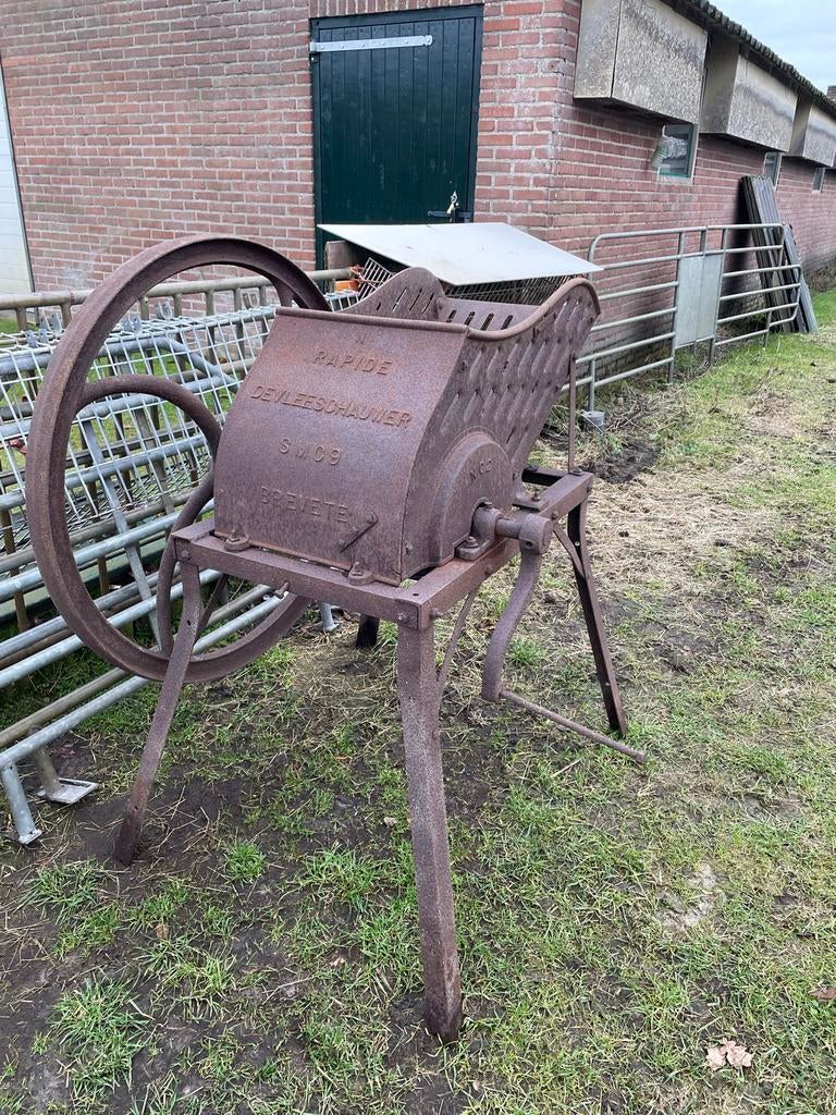 Historisch maar werkende vlees of voer menger, Ophalen