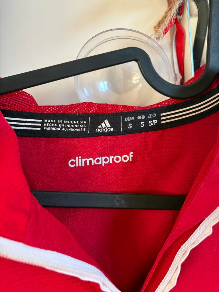 Rode Adidas regenjas met capuchon - Ideaal voor sport!, Verzenden, Zo goed als nieuw, Maat 36 (S), Rood
