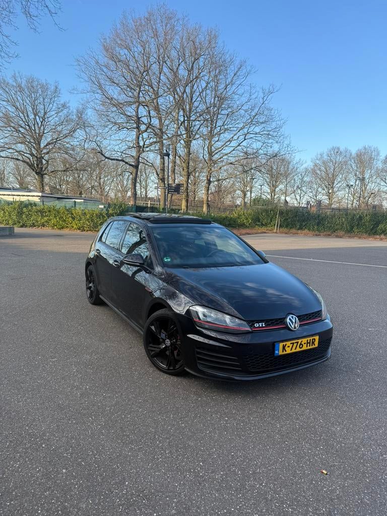 Volkswagen Golf 7 2.0 GTI PANO TREKHAAK KEYLESS, Auto's, 4 cilinders, 1984 cc, Zwart, 690 kg