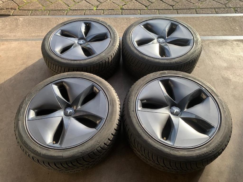 TESLA MODEL 3 AERO VELGEN + NIEUWE WINTERBANDEN 235 45 R18, 18 inch, Gebruikt, ., Banden en Velgen