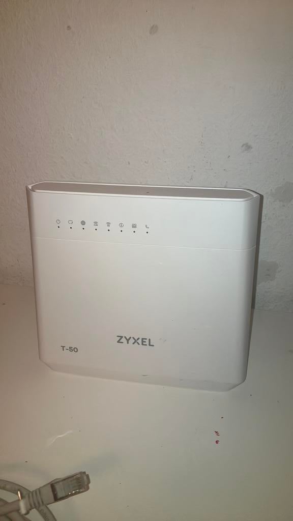 Zyxel T-50 modem met bijbehorende kabels, Ophalen of Verzenden, Zo goed als nieuw