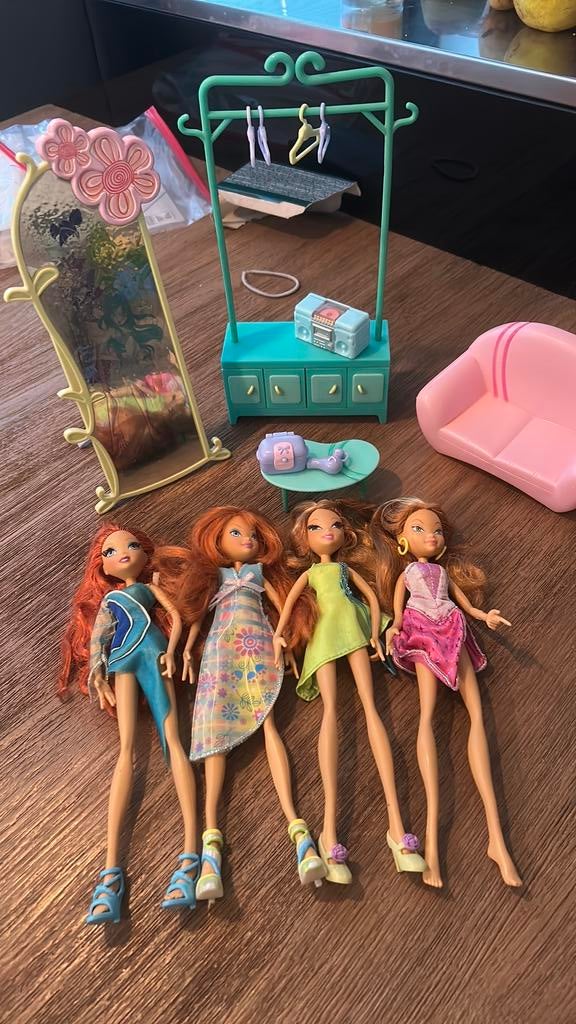 Winx club woonset met 4 poppen, Ophalen of Verzenden, Zo goed als nieuw