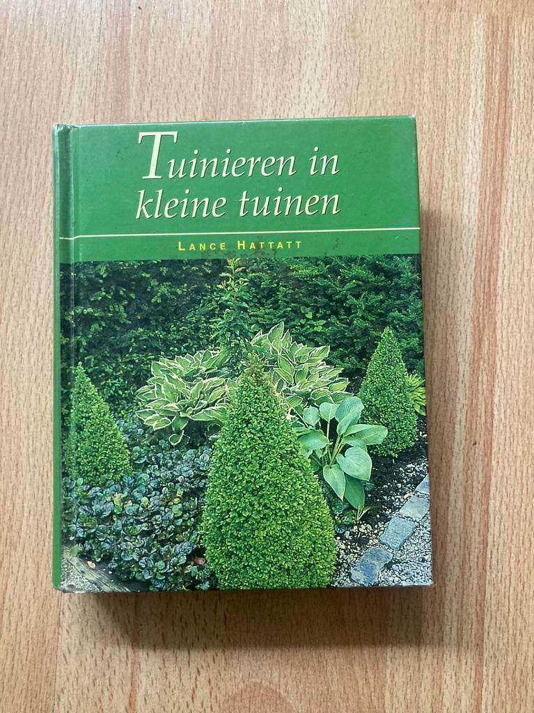 Tuinieren in kleine tuinen - Lance Hattatt, Boeken, Ophalen of Verzenden, Gelezen, Tuinieren en Tuinplanten