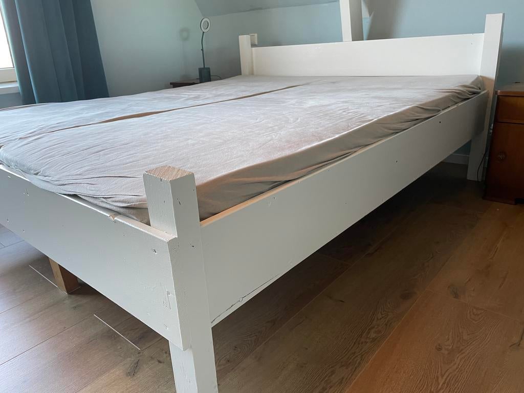 Grenen houten bed (190x160 cm) met 2 matrassen, Huis en Inrichting, Slaapkamer | Bedden, Ophalen, Gebruikt, Wit, Tweepersoons