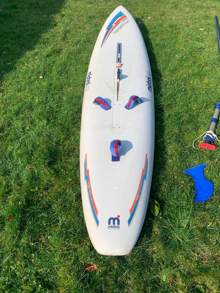 Mistral Competition Windsurfset - Compleet met 2 Zeilen!, Watersport en Boten, Windsurfen, Ophalen, Gebruikt, 7 m² of meer, 300 cm of meer
