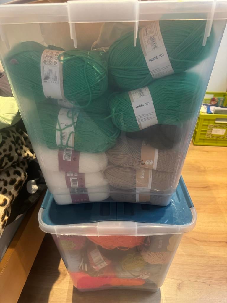 Grote partij wol en garen, meeste nieuw, Ophalen, Zo goed als nieuw, Breien of Haken, Wol of Garen