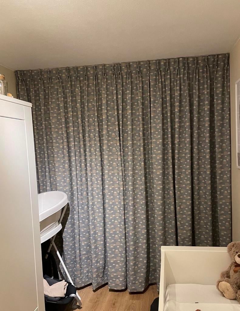 Gordijnen kinderkamer blauw met wolkjes, Huis en Inrichting, Stoffering | Gordijnen en Lamellen, Zo goed als nieuw, 200 cm of meer