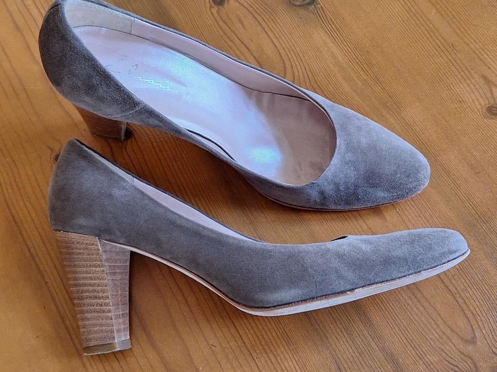 Zeer elegante suède dames pumps maat 38 merk LILIAN, Ophalen of Verzenden, Zo goed als nieuw