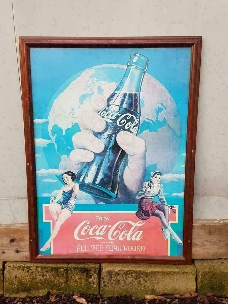 Vintage Coca Cola poster uit 1982, mooi ingelijst., Ophalen, Met lijst, A1 t/m A3, Reclame