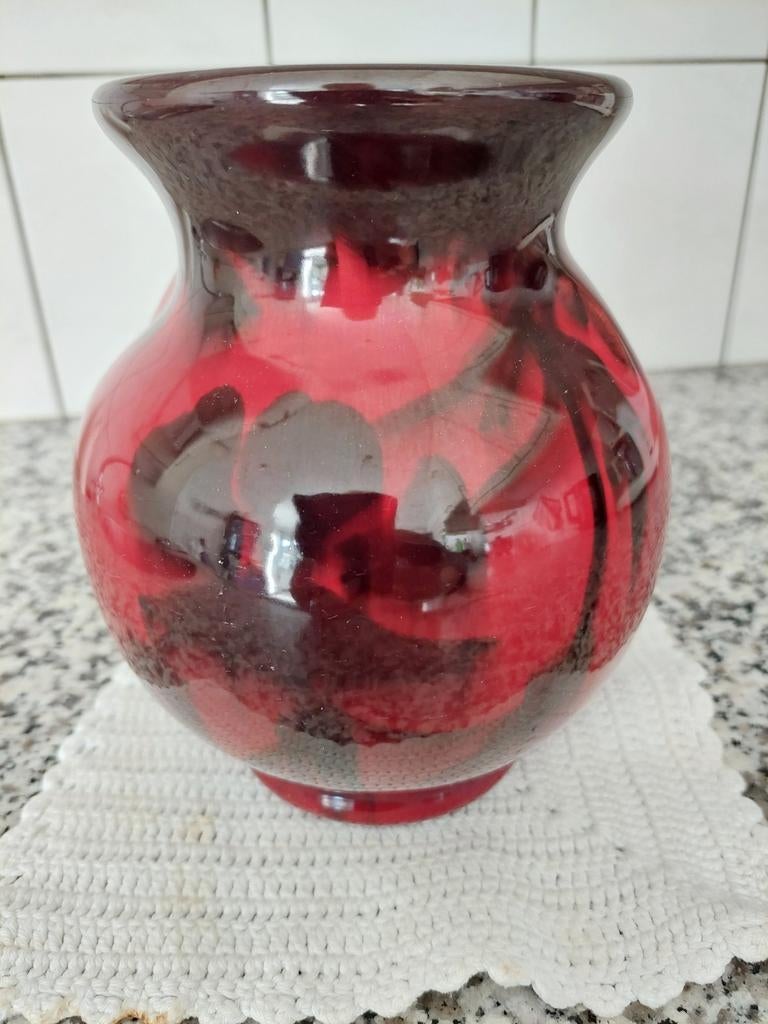 Vintage vaas rood met zwart porselein, Huis en Inrichting, Woonaccessoires | Vazen, Aardewerk of Porselein, Ophalen of Verzenden
