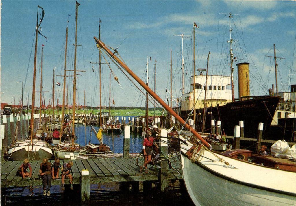 Terschelling - Haven - volk boten - 1977 gelopen, Ophalen of Verzenden, Voor 1920, Gelopen, Waddeneilanden