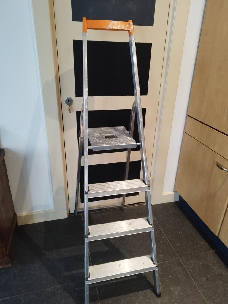 Hailo trapladder tot 150 kg - Goede staat, Doe-het-zelf en Verbouw, Ladders en Trappen, Gebruikt, Trap, Minder dan 2 meter, Opvouwbaar of Inschuifbaar