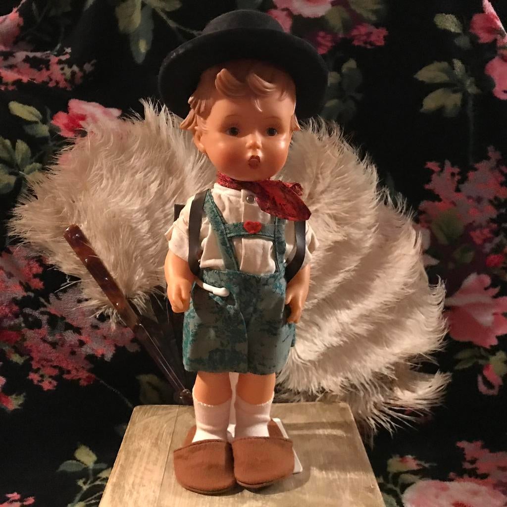 Prachtig antiek hummel popje met accessoires onbespeeld, Ophalen of Verzenden