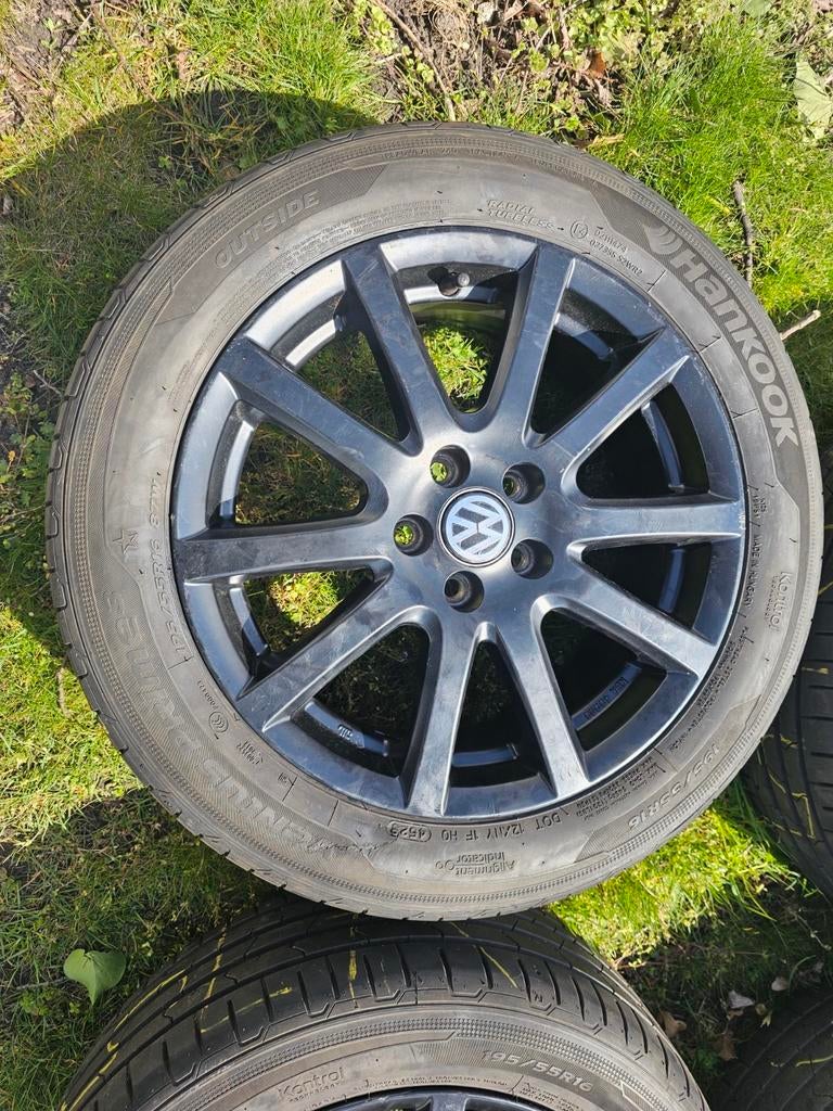 Vw Polo 16 inch zwarte velgen met goede zomerbanden, Velg(en), 16 inch, 195 mm, Winterbanden