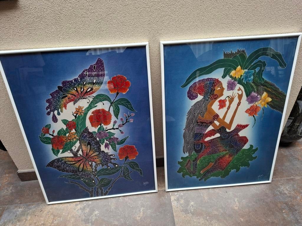 2 Balinese batik lappen in witte aluminium lijsten, Ophalen