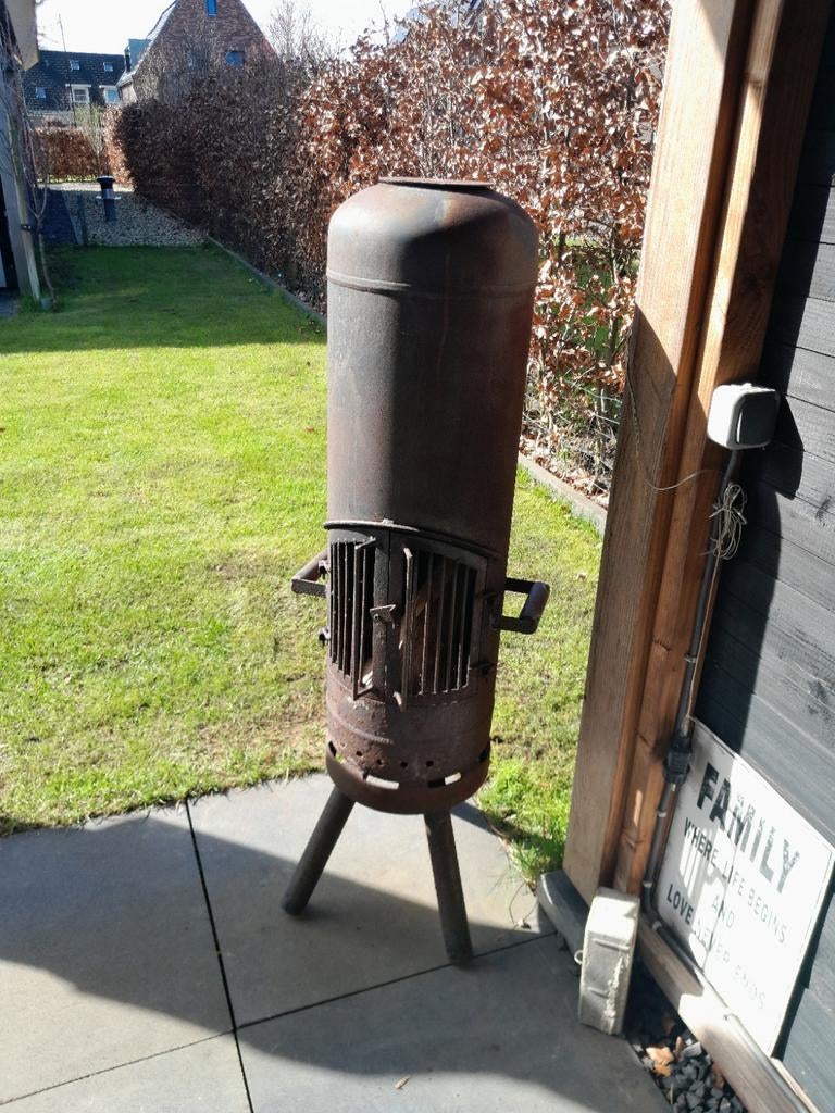 Grote houtkachel buiten met pijp, Ophalen, Gebruikt