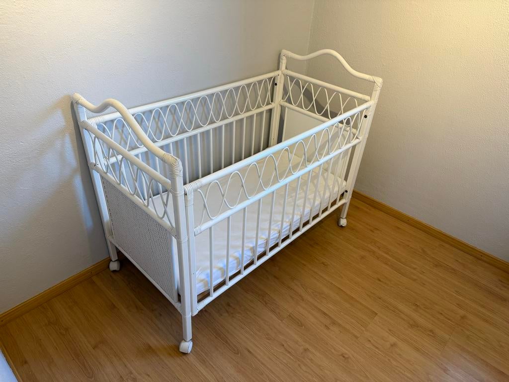 Verrijdbaar babybedje met matras en verstelbare bodem, Ophalen, Gebruikt, Ledikant