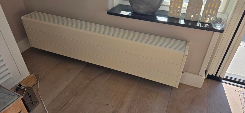 Jaga Tempo plintradiator 140 cm, 30 cm hoog, 17 cm diep, Ophalen, 30 tot 80 cm, Gebruikt, Radiator