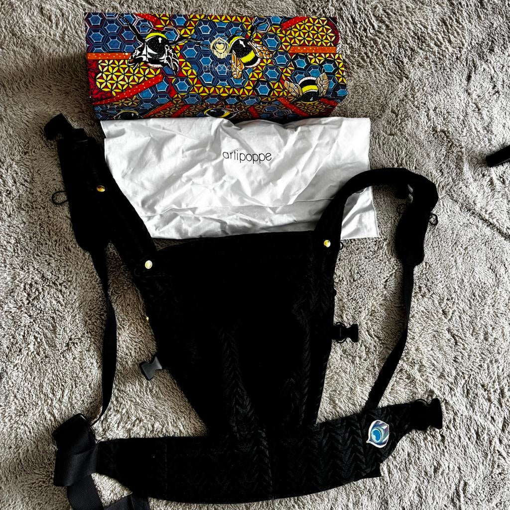Artipoppe draagzak zwart arrow zorro, Kinderen en Baby's, Babydragers en Draagdoeken, Overige merken, Buik of Rug, Ophalen of Verzenden