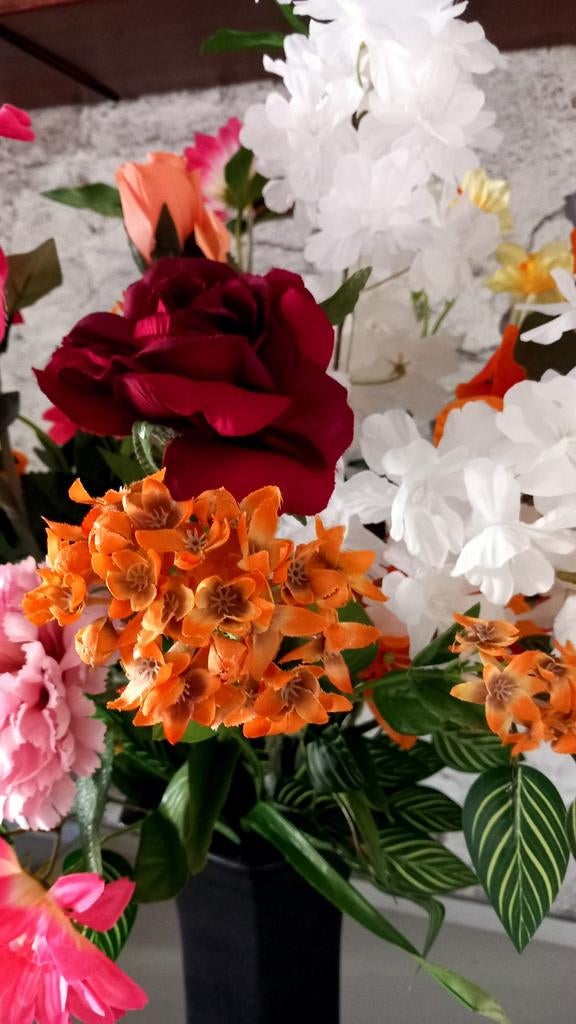 Grote zwarte vaas met fleurige kunstbloemen, Overige materialen, 50 tot 75 cm, Zwart, Ophalen of Verzenden