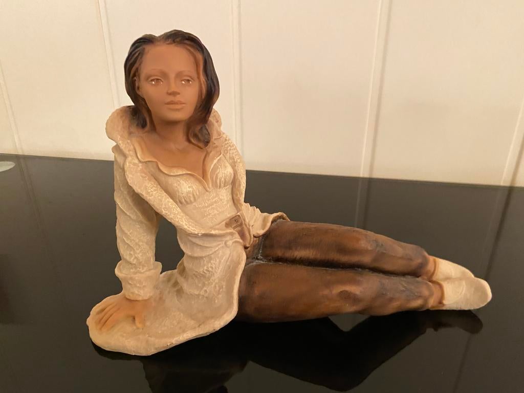 Te koop; beeldje zittende vrouw, Ophalen of Verzenden