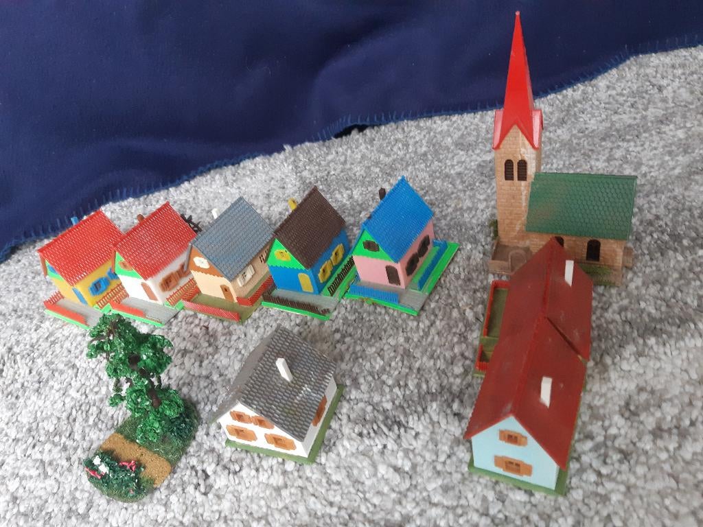 9 huisjes en 1 boom voor 10 euro (schaal N), Hobby en Vrije tijd, Modeltreinen | N-Spoor, Overige merken, Gebruikt, Gelijkstroom of Wisselstroom